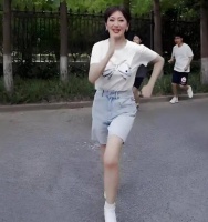 马拉松惊现“白娘子”，5 公里轻松拿捏，她可是72岁“高龄”