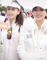 71岁赵雅芝跑马拉松，儿子全程陪同，与42岁黄圣依同框似姐妹