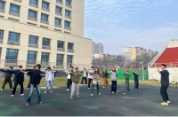 敏行“一站式”学生社区联合环境与生物工程学院开展“晨光跃动·健康同行”主题晨练活动