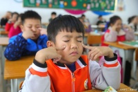 孩子上课屏幕时间超标？深圳家长呼吁减少电子设备，守护视力健康