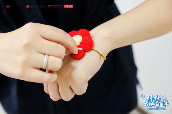 图：现场听众撕掉小红花胸针上的“白斑印记”