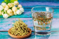 金银花泡水喝半年身体好？医生提醒：这几类人别跟风