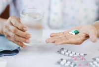 饭后吃药错了？医生告诫：过了60岁，吃药要尽量避开这5点
