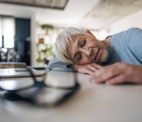68岁老人午休时死，医生苦劝中老年人，午睡要牢记“四不要”