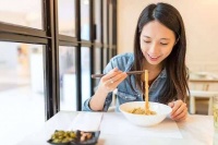 医生提醒：长期一天只吃两顿饭，身体可能面临这些健康风险