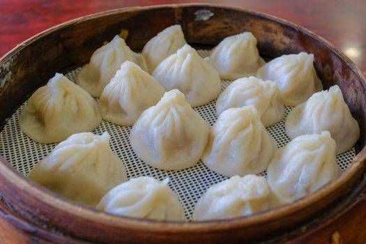 在家扶着腰疼到皱眉的中年人