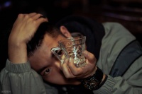 发现没，男人凡是每天离不开喝点酒的，身体大多数有这5个特征