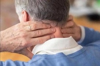 颈椎病是否来临，起床就知道？医生：起床有5个异样，尽早做理疗