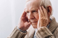 每吃一次，大脑萎缩就快一步？医生：这4物是老年痴呆“加速器”