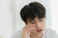 眼干、眼花、迎风流泪？别只靠眼药水，从肝肾根上调才管用