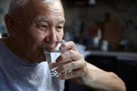 男性如果长期不饮酒，一段时间后，身体会出现4大变化，不妨了解