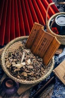 眼睛的毛病，根子在肝脾肾：4个眼科经典中成药说透