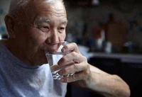 医生提醒：男性如果长期不饮酒，一段时间后，身体会出现4大变化
