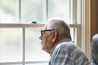 老年痴呆也挑人？医生发现：容易患痴呆症的人，多半有这4个习惯