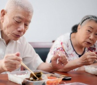 老年人饮食七分饱并非人人适用，医生：75岁后这几点要注意