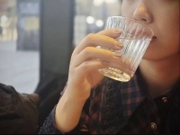 “多喝热水”这句话，可能伤了很多人的胃！医生：我们的胃，其实喜欢这个温度