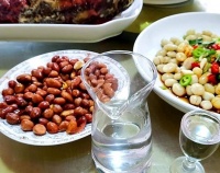 为什么喝酒时不能吃花生米？中医：喝酒尽量少吃这4种下酒菜