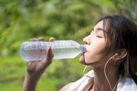 晨起喝杯水等于喝细菌？提醒：起床后别急做这3件事，没好处