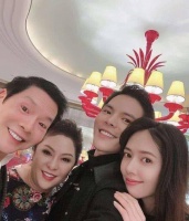 向太替儿子承担父亲责任！穿休闲装陪郭美女带孙女游玩，身材暴瘦