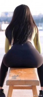 芥末色长袖瑜伽服：时尚与舒适，黑色瑜伽裤与休闲鞋的无限可能