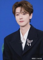 好事将近?鹿晗暴瘦状态回升,打扮休闲逛商场,和关晓彤暗戳戳撒糖