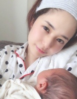 蒼井空罕見露面休閑形象 曬母親抱孫子照片