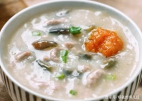早晨来一碗皮蛋瘦肉粥，营养美味又解馋，孩子爱吃的居家早餐